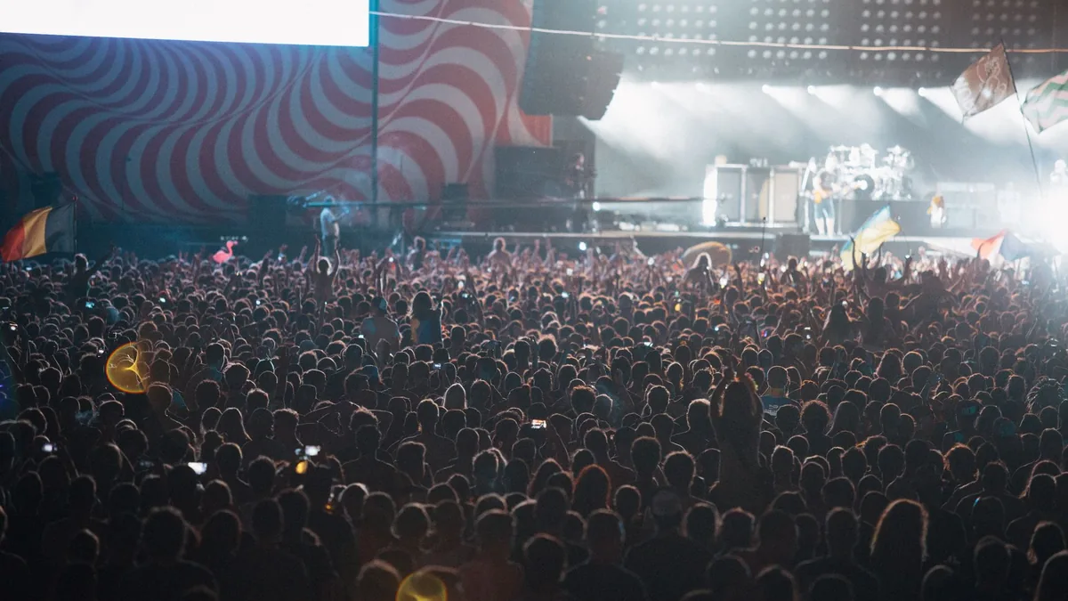 publiczność przed sceną podczas festiwalu muzycznego