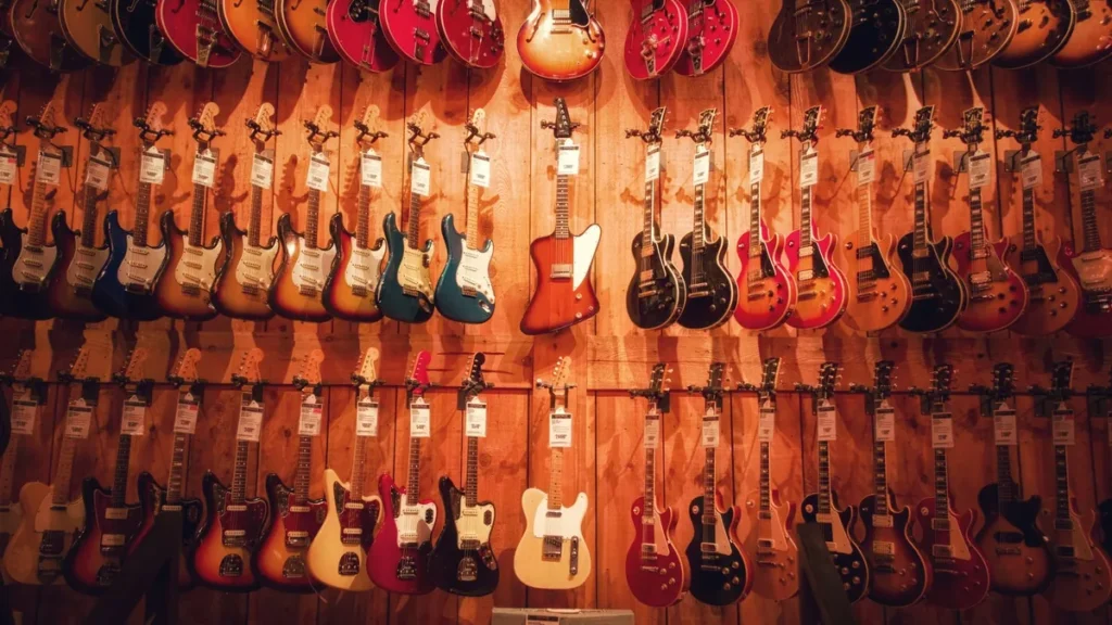 ekspozycja gitar elektrycznych na ścianie sklepu muzycznego